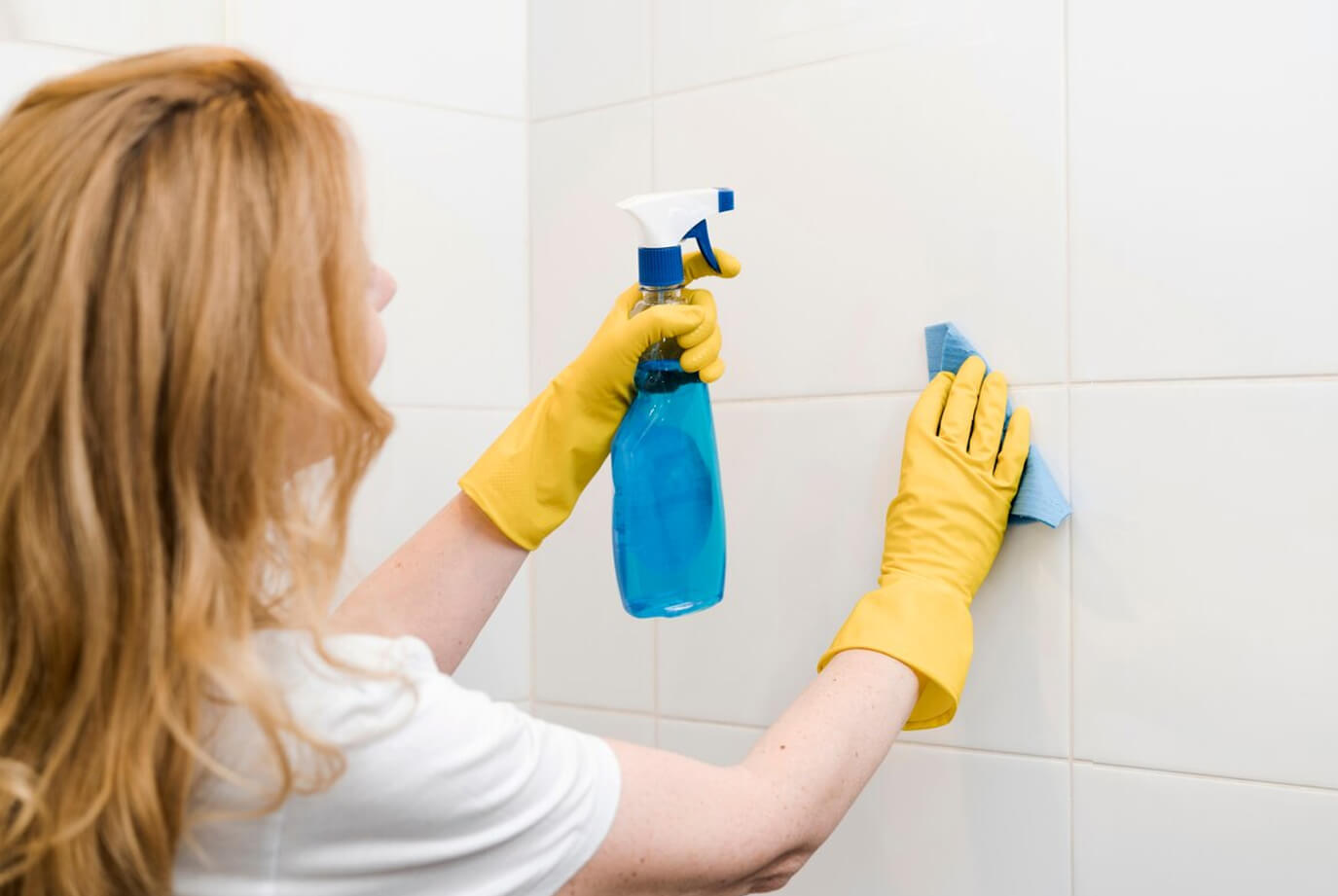 Nettoyer les joints noirs d’une douche